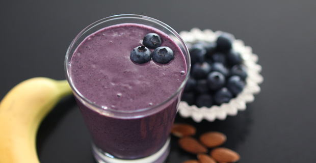 Almond Blueberry Smoothie 620x320
